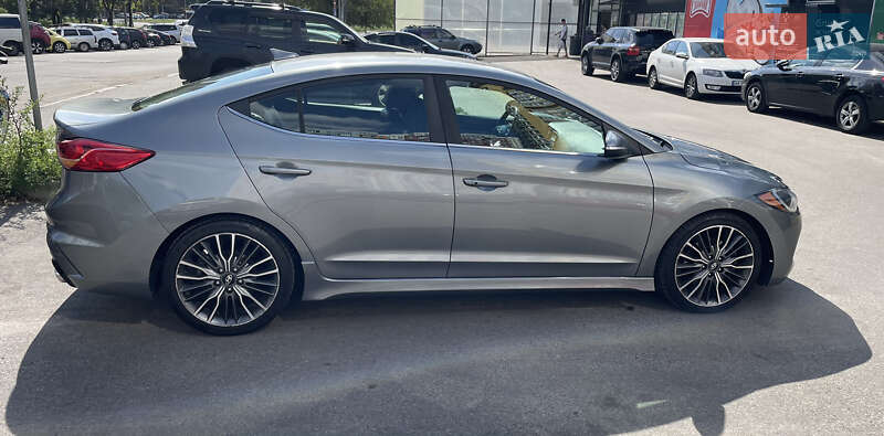 Седан Hyundai Elantra 2016 в Киеве