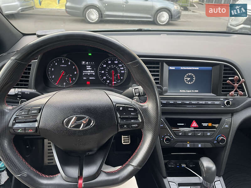 Седан Hyundai Elantra 2016 в Киеве