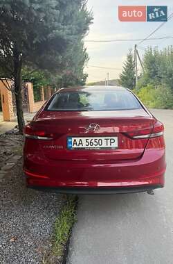 Седан Hyundai Elantra 2017 в Ужгороде
