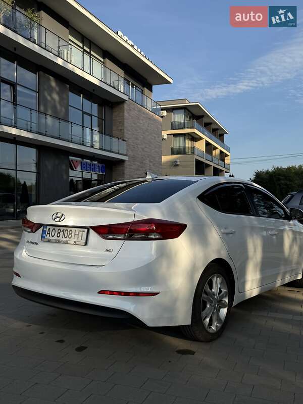 Седан Hyundai Elantra 2016 в Ужгороде