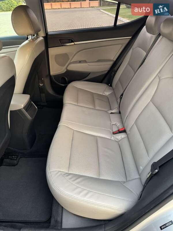 Седан Hyundai Elantra 2016 в Одессе