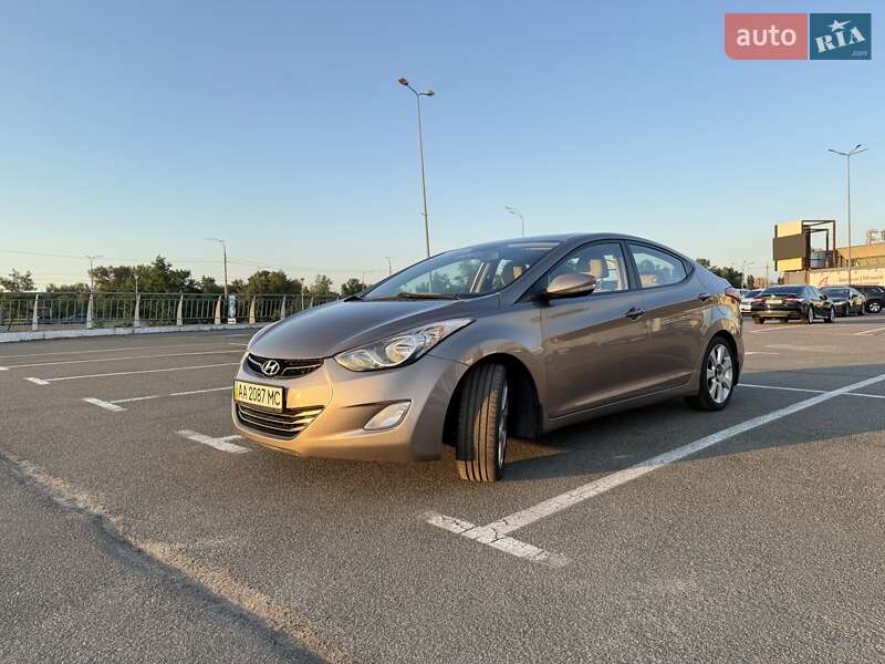 Седан Hyundai Elantra 2012 в Киеве