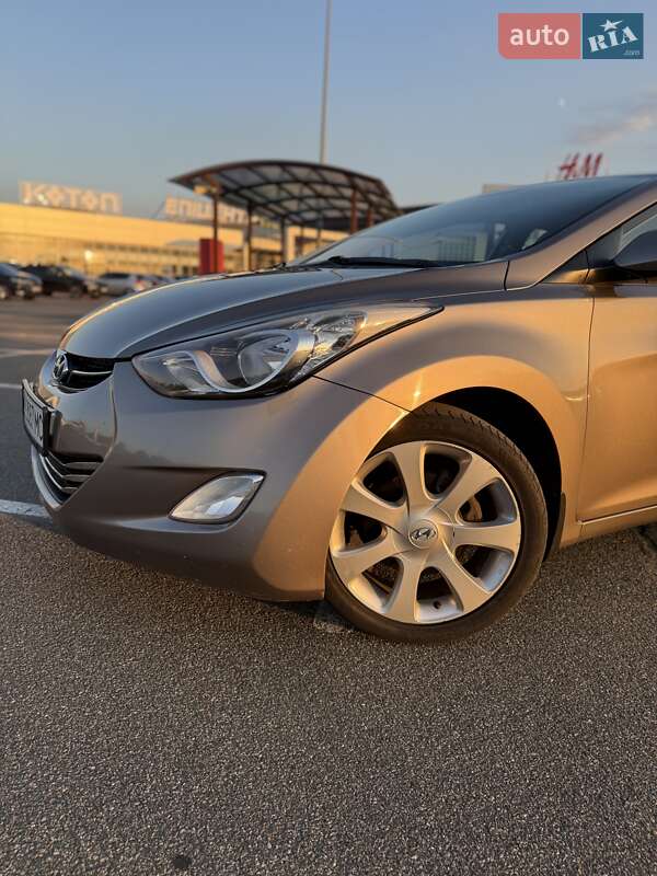 Седан Hyundai Elantra 2012 в Киеве