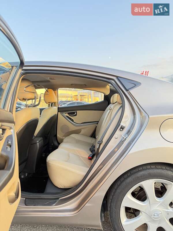 Седан Hyundai Elantra 2012 в Киеве