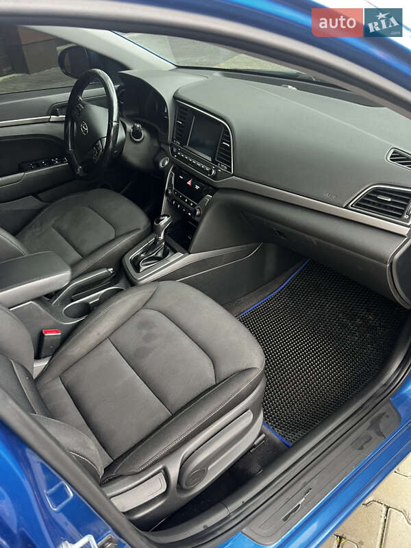 Седан Hyundai Elantra 2017 в Ивано-Франковске