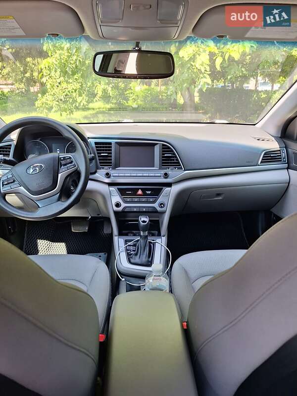 Седан Hyundai Elantra 2017 в Черновцах
