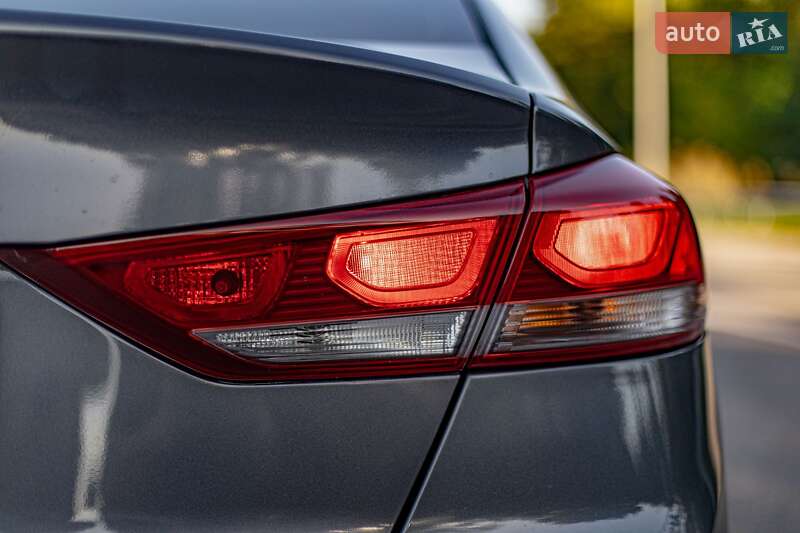 Седан Hyundai Elantra 2016 в Звягеле