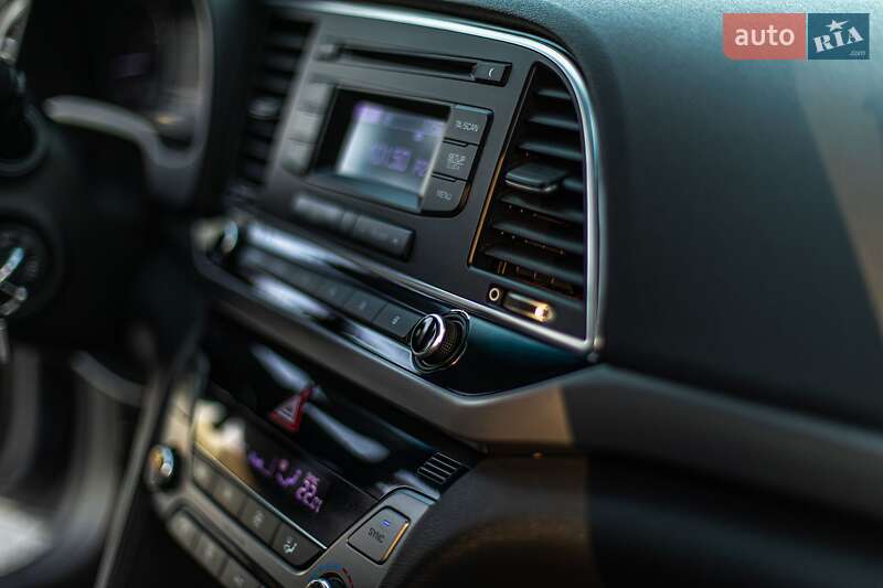 Седан Hyundai Elantra 2016 в Звягеле