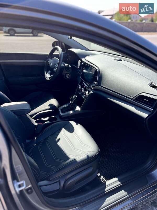 Седан Hyundai Elantra 2019 в Софиевской Борщаговке