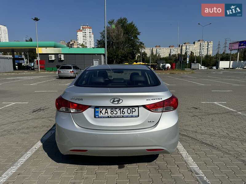 Седан Hyundai Elantra 2012 в Киеве