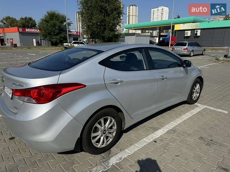 Седан Hyundai Elantra 2012 в Киеве