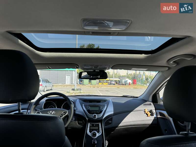 Седан Hyundai Elantra 2012 в Киеве
