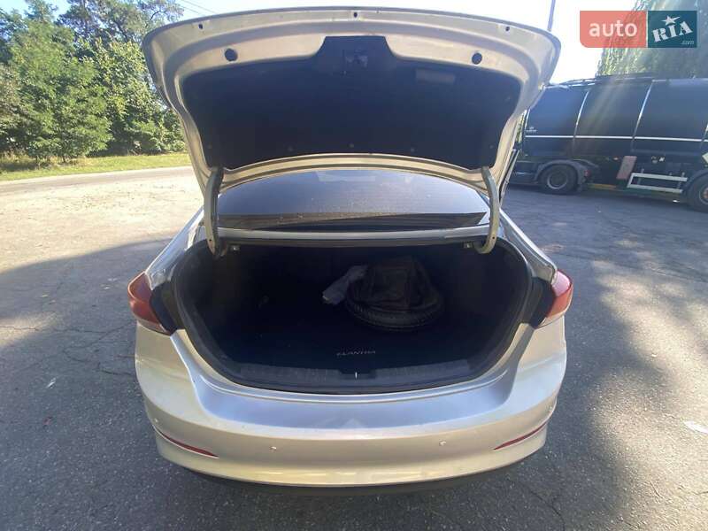 Седан Hyundai Elantra 2018 в Вите-Почтовой