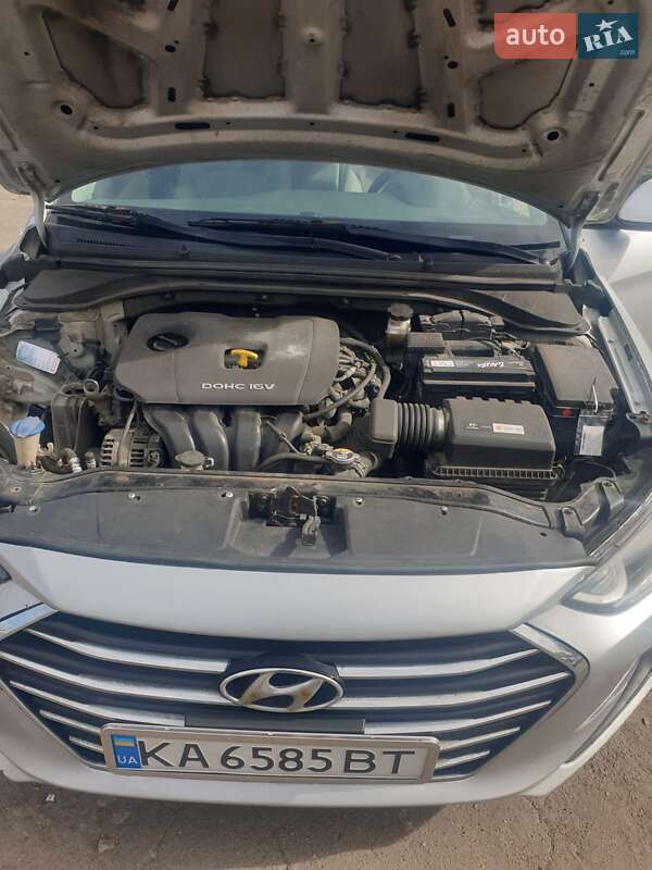 Седан Hyundai Elantra 2016 в Киеве