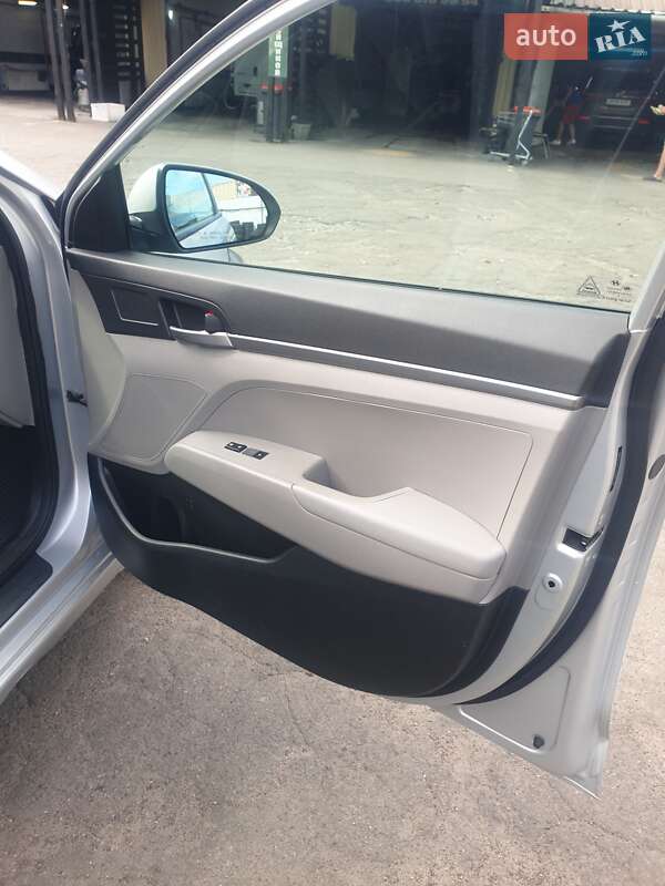 Седан Hyundai Elantra 2016 в Киеве