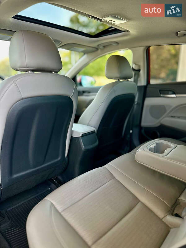 Седан Hyundai Elantra 2016 в Днепре