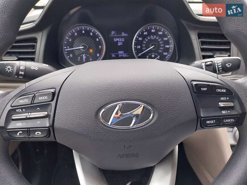 Седан Hyundai Elantra 2019 в Одессе