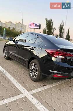 Седан Hyundai Elantra 2019 в 
