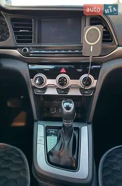 Седан Hyundai Elantra 2019 в 