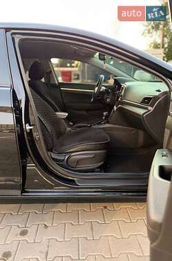 Седан Hyundai Elantra 2019 в 