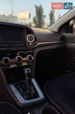 Седан Hyundai Elantra 2019 в 