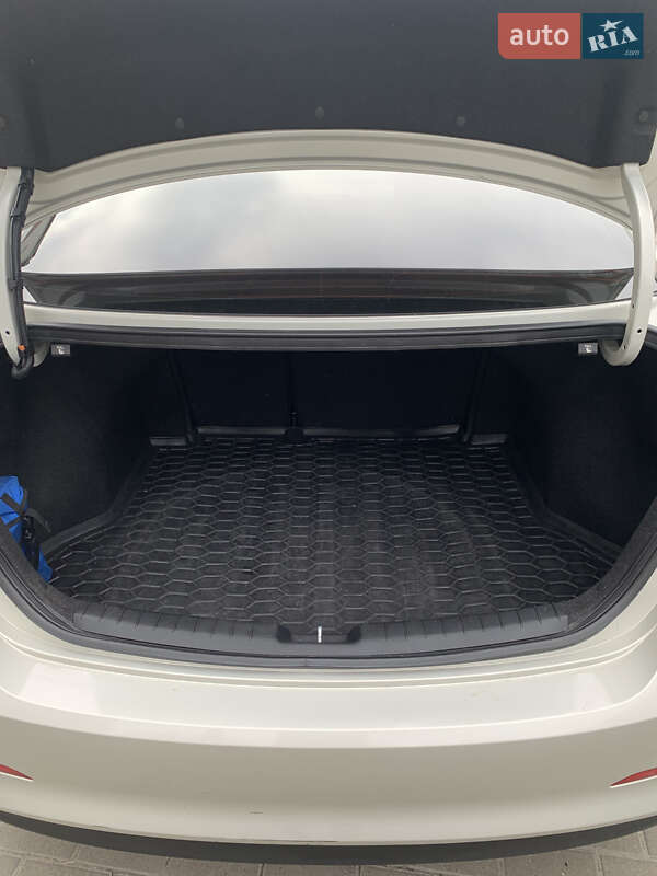 Седан Hyundai Elantra 2018 в Винниках