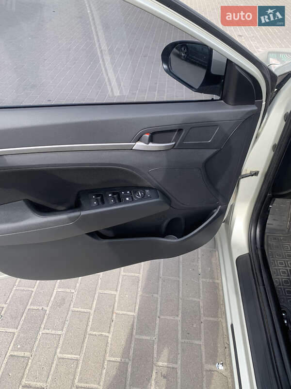Седан Hyundai Elantra 2018 в Винниках