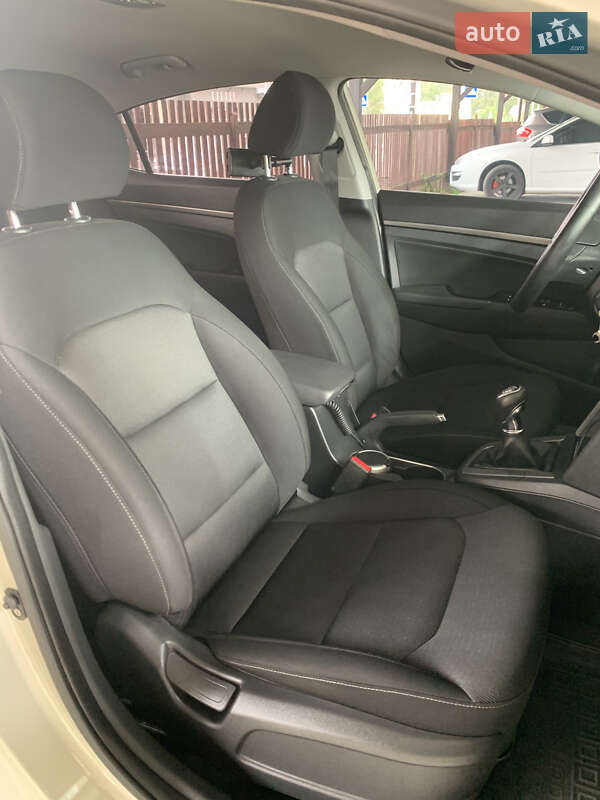 Седан Hyundai Elantra 2018 в Винниках