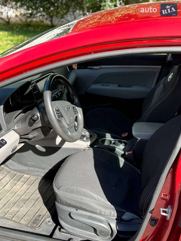 Седан Hyundai Elantra 2016 в Киеве