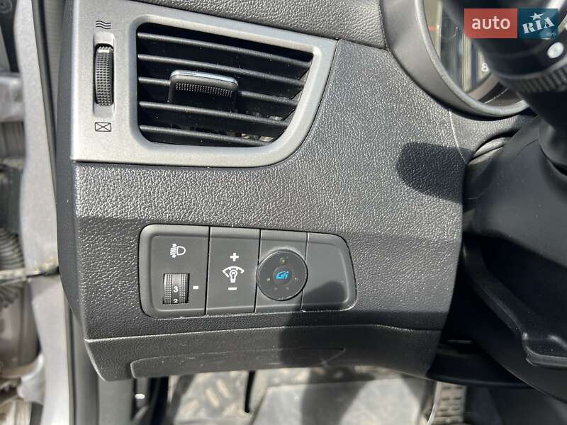 Седан Hyundai Elantra 2013 в Богуславе