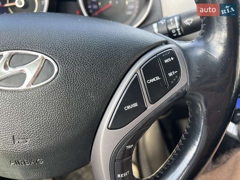 Седан Hyundai Elantra 2013 в Богуславе