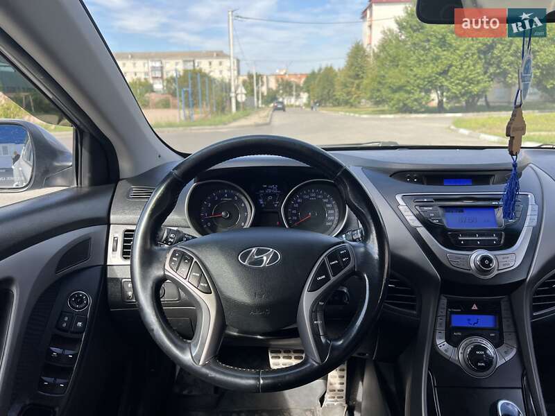 Седан Hyundai Elantra 2013 в Богуславе