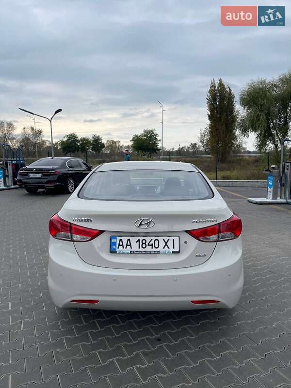 Седан Hyundai Elantra 2013 в Киеве