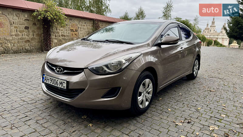 Седан Hyundai Elantra 2013 в Чернівцях