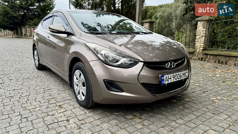 Седан Hyundai Elantra 2013 в Чернівцях