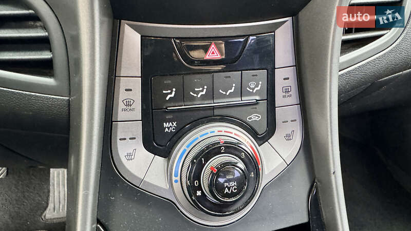 Седан Hyundai Elantra 2013 в Чернівцях
