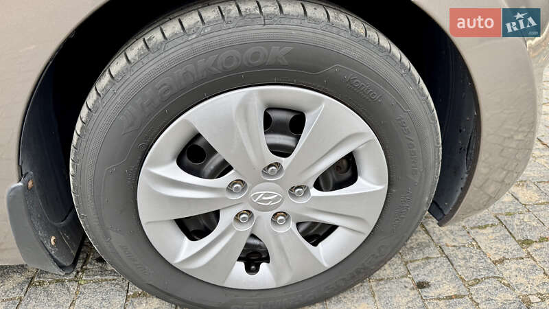 Седан Hyundai Elantra 2013 в Чернівцях