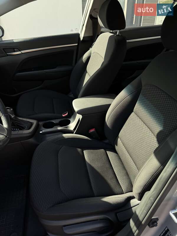 Седан Hyundai Elantra 2019 в Львові