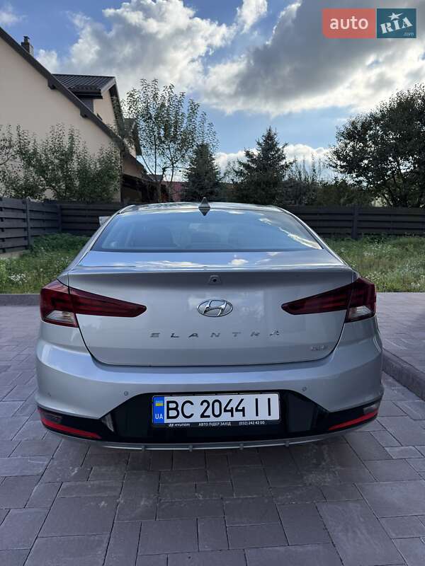 Седан Hyundai Elantra 2019 в Львові