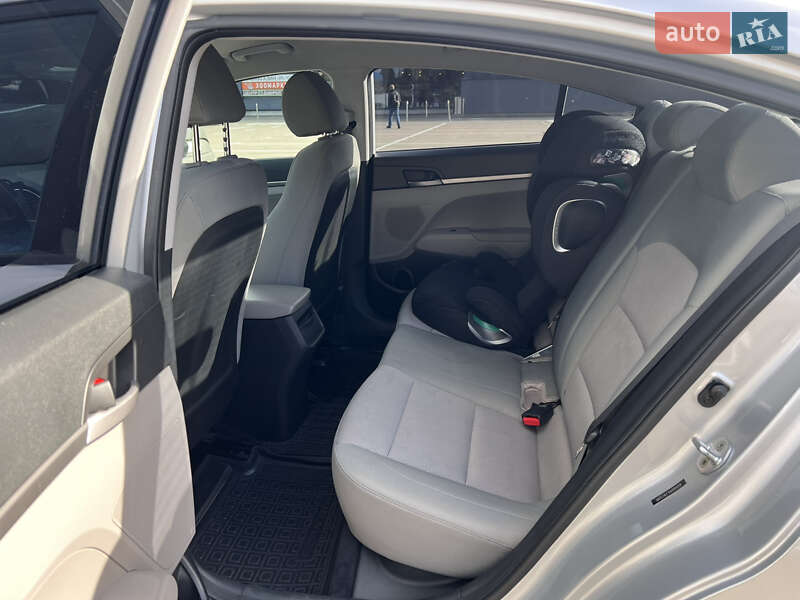 Седан Hyundai Elantra 2016 в Киеве