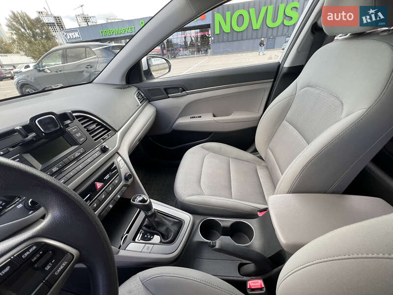 Седан Hyundai Elantra 2016 в Киеве