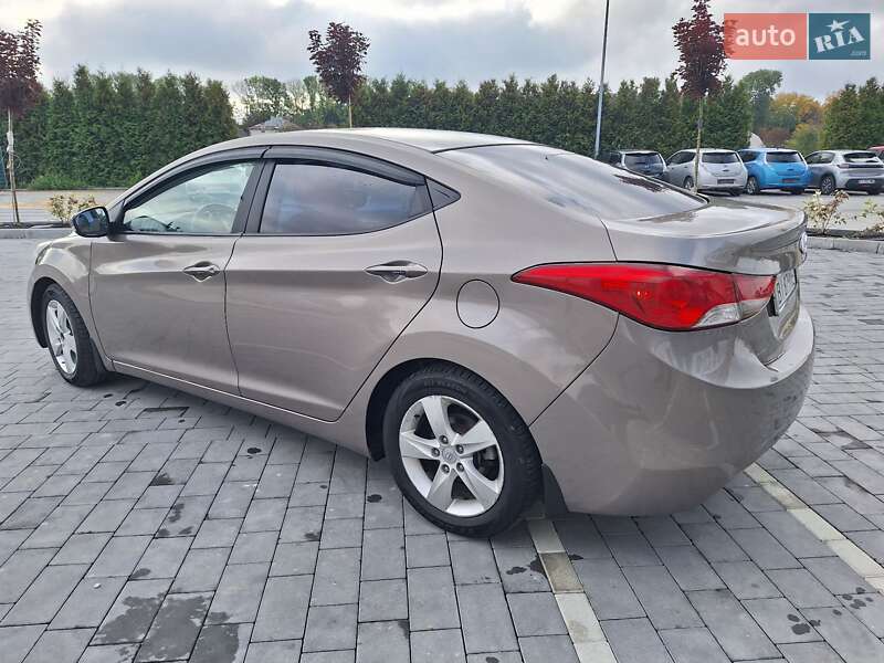 Седан Hyundai Elantra 2012 в Городку
