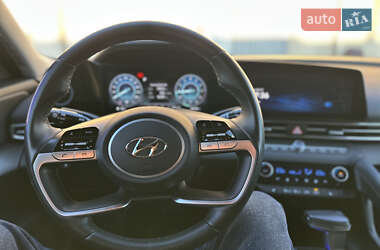Седан Hyundai Elantra 2023 в 
