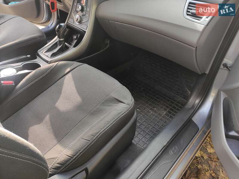 Седан Hyundai Elantra 2015 в Киеве