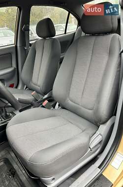 Седан Hyundai Elantra 2004 в  фото 20 Седан Hyundai Elantra 2004 в
