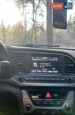 Седан Hyundai Elantra 2017 в 