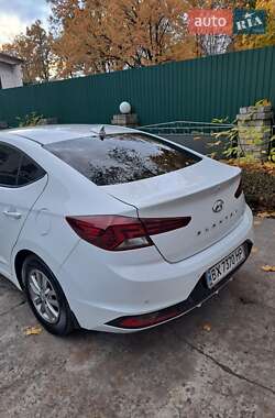 Седан Hyundai Elantra 2019 в 
