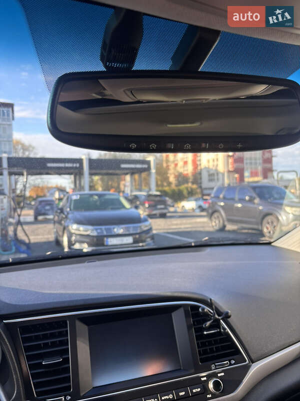 Седан Hyundai Elantra 2016 в Киеве