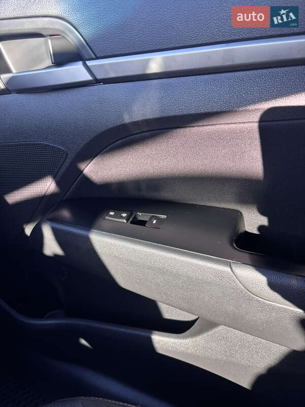 Седан Hyundai Elantra 2016 в Киеве