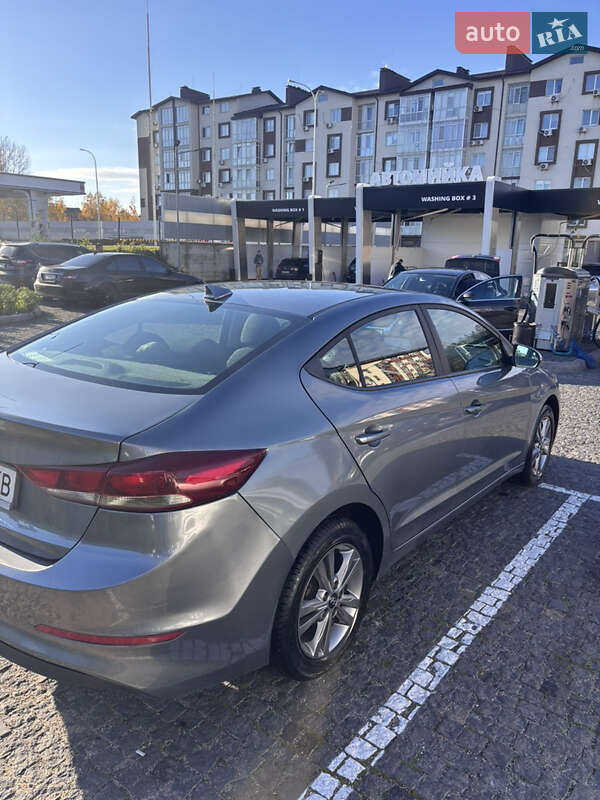Седан Hyundai Elantra 2016 в Киеве